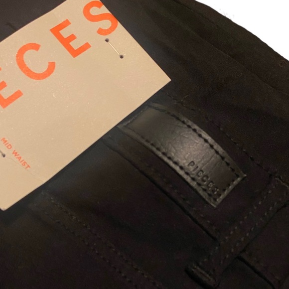 🎉3 for $20 NWT Pieces Mid Rise Black Jeans M - Picture 5 of 7